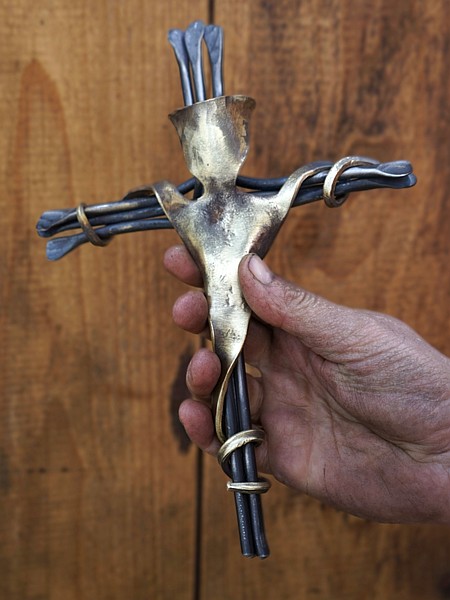 das Kreuz von Muggendorf für jedermann in der Hand gehalten